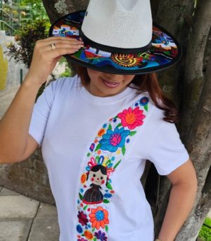 Camiseta bordada Muñecas y flores